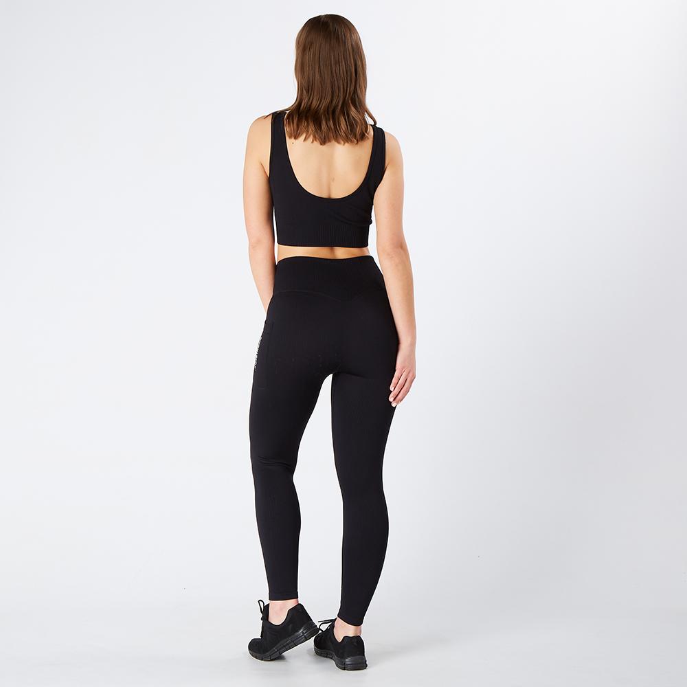 black-ribbed-seamless-leggings-model-back