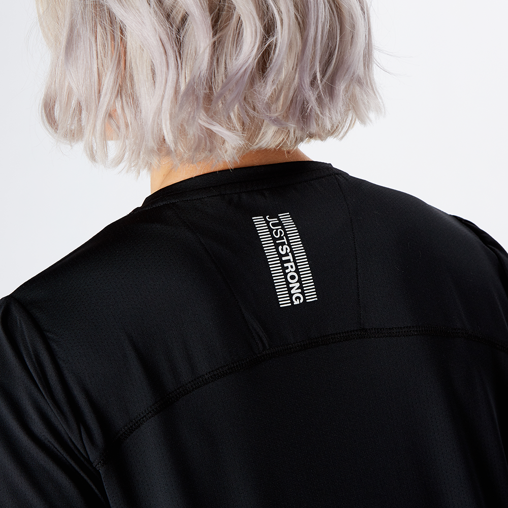 black-training-t-shirt-lifestyle-9