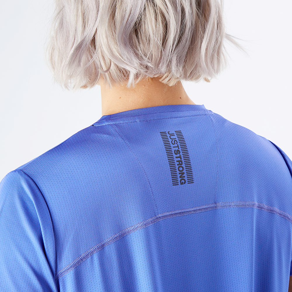 blue-iris-trainingt-shirt-lifestyle13