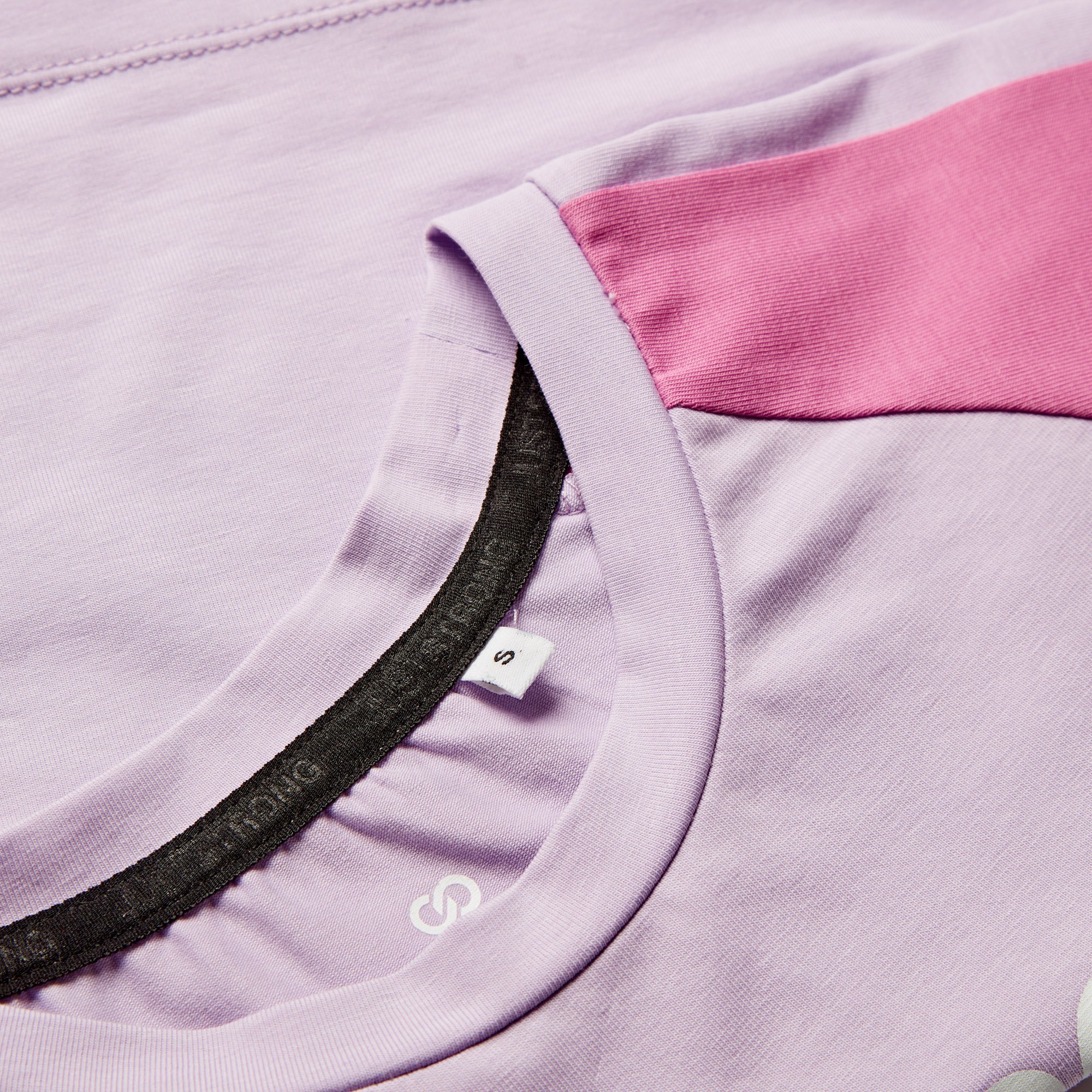 lippy-and-crystal-crop-branded-tee-detail