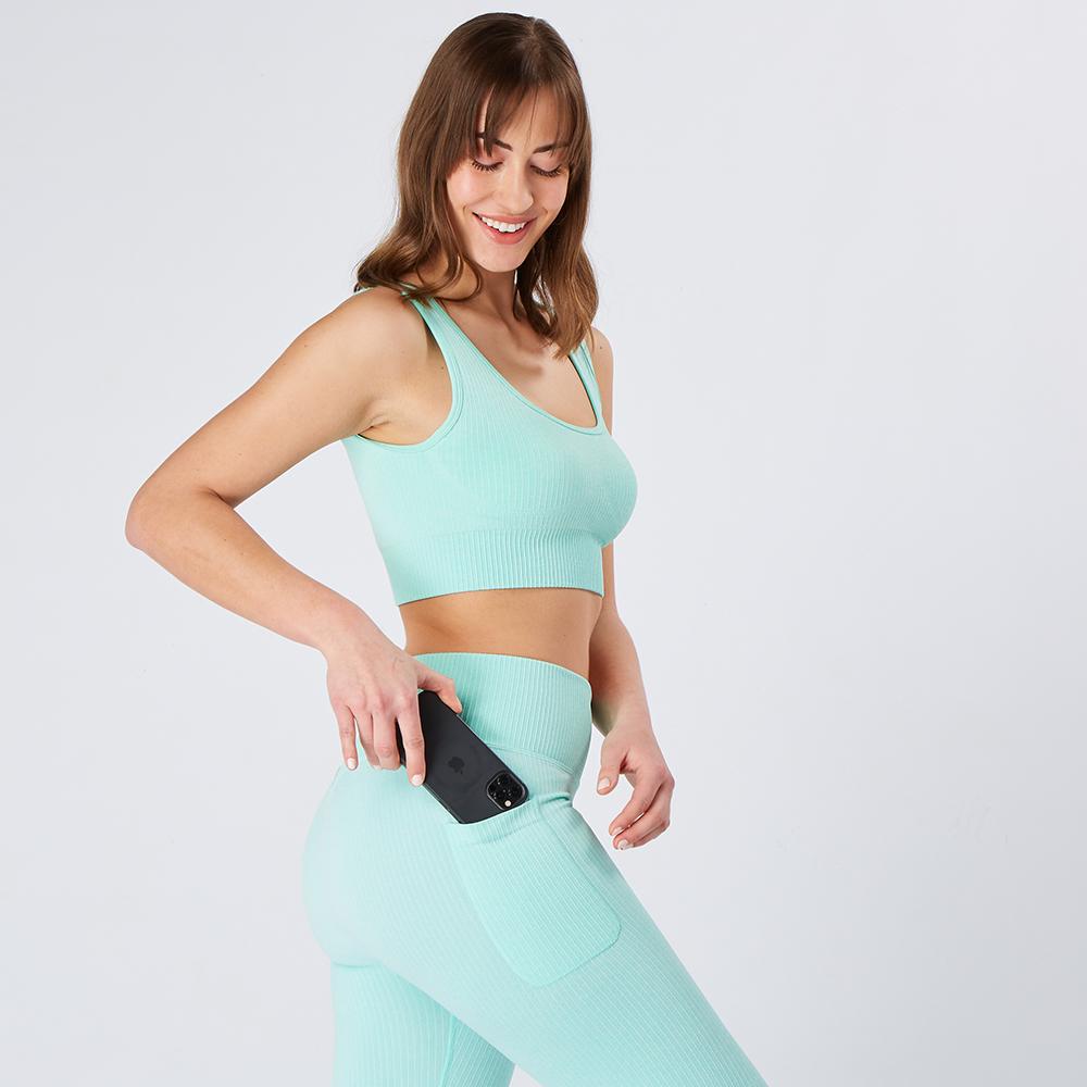 peppermint-ribbed-seamless-pocket-leggings-model-phone